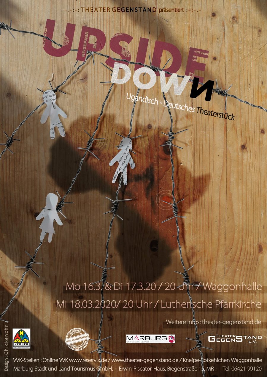 Plakat von Upside Down: Papierfiguren hängen an Stacheldraht vor einer Holzwand